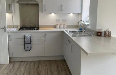 Furnished 4 BR House Parking, Wi-Fi, Kitchen - Foto 6