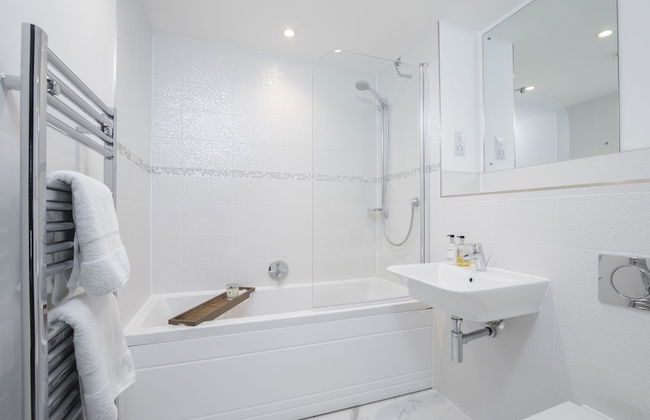 Elliot Oliver - Luxury 3 Bedroom Town Centre Apartment With Parking - Photo 19