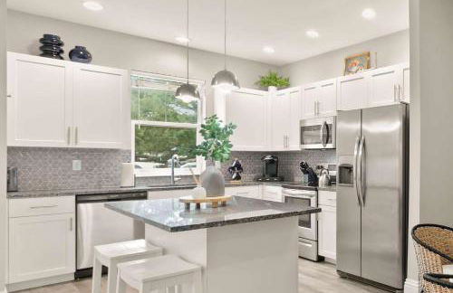 Canopy Couplet - 2 Upscale Condos by Main St - Foto 17