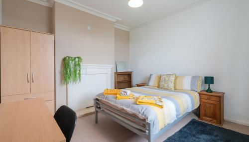 Spacious 4BR, Parking, Near Centre, Accommodates 7 - Foto 3, wardrobe