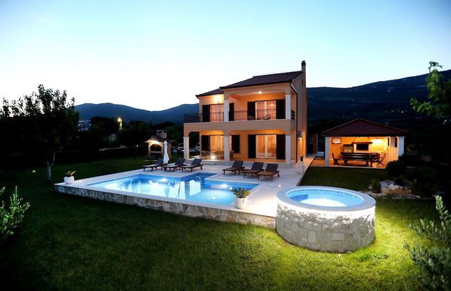 Luxury Secluded Villa w. Pool, Jacuzzi and Garden - Photo 41
