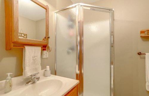 Deck and Fire Pit Waterfront Cabin in Greers Ferry! - Foto 13