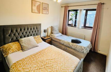 Olive, 3Bedrooms,1 extra Rm, Sleeps 9 with Garden, Free Parking in Grays, Lakeside, London - Foto 9