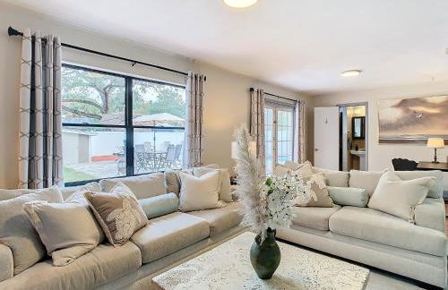 Poolside Paradise with Basketball Court - Foto 24