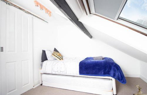 Spacious 3 to 4 Bed 3 Floor House Close to City Center Shops Restaurants and Parking Nearby - Foto 3