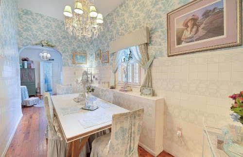 4BR 3 BA HUGE, Balcony, Cemetery, Streetcar sleeps 8! - Photo 10
