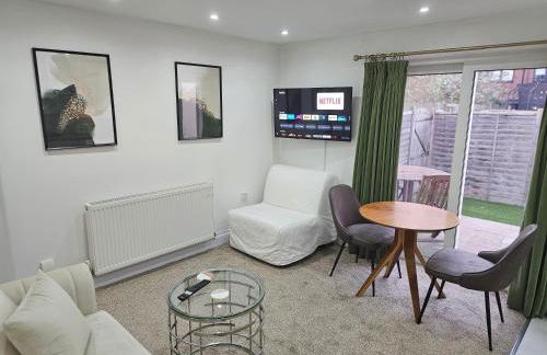 StayZen Apartments - Private Garden & Free Parking Ground Floor Central Woking - Business & Leisure - Photo 24