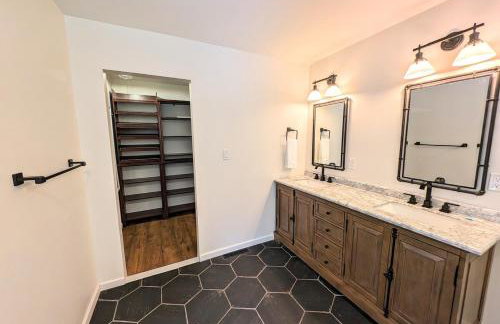 Luxurious Lake Retreat with Hot Tub and Walk to Beach - Foto 12