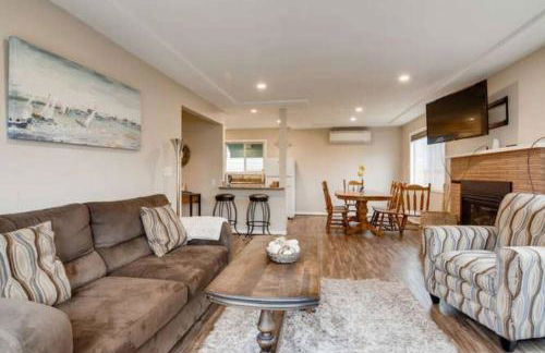 Beautiful 2 Bedroom Unit w/ FAST FREE WIFI - Photo 9