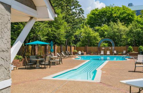 Two Condos on Music Row that Sleeps 14 with POOL and Parking - Foto 63