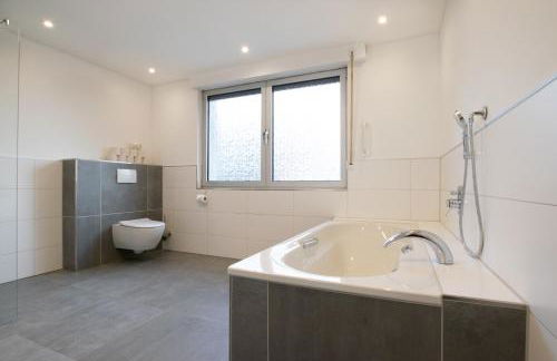 Tolstov House - Freistehendes 9 Zimmer Haus mit großem Garten - Photo 27