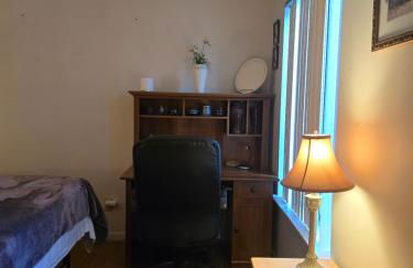 Entire 2-bedroom, 2 bath home with parking and newly renovated floors - Foto 5