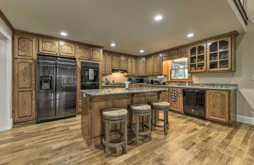 Remodeled Pittsboro Farmhouse Sitting on 220 Acres - Foto 8