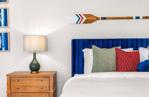 Resort Style Backyard Pool Pickleball Court - Foto 29