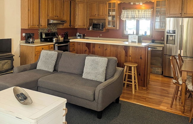 3Bedroom2Bath CarriageHouse Pet Friendly - Photo 10