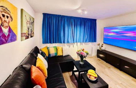 Central Apartment with 75inch TV Netflix - Photo 8