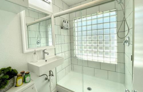 Hidden Gem with Hot Tub and Parking - 4 Guests - Foto 5