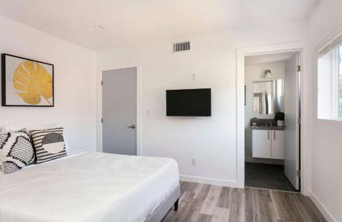 Experience Luxury 4BR Townhouse Sleeps 8 with Parking - Foto 15