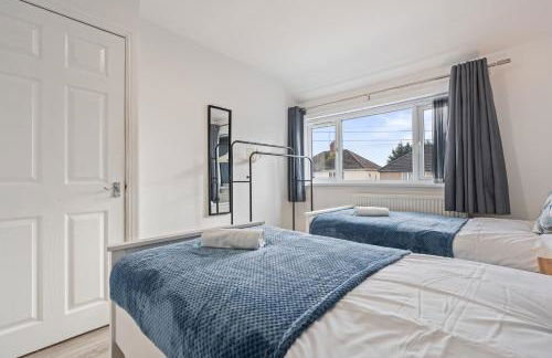 Centrally Located 4BR House By Hyped Properties Short Term Rental Agency With Free Parking Wolverhampton - Foto 27