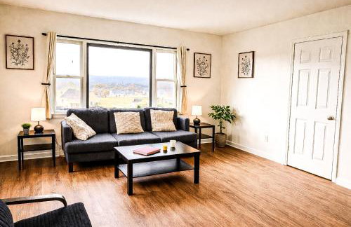 5BR Accessible Valley & Lake View Home Near Cornell - Sleeps 10 - Foto 2