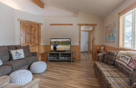 Chester Currents by KABINO Riverfront on Henrys Fork Air Conditioning Boat Launch Foosball Pool Table Huge Yard Garage WIFI - Foto 33