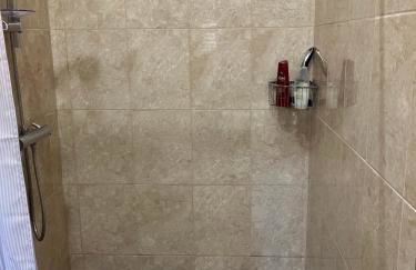 Cottage in Nuneaton - Sleeps 2 - Parking - Garden - Foto 12