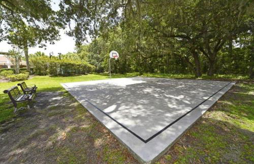 Lovely Lakeside 4-Bed Pool Home at Villa Sol-3125 - Foto 41