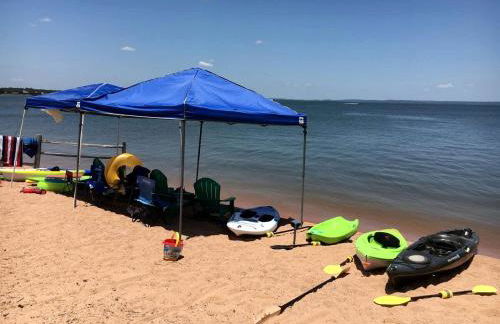 Peaceful Lakefront Cabin with Loft, Beach Access & Sunset Views in Buchanan Dam, Texas - Foto 35