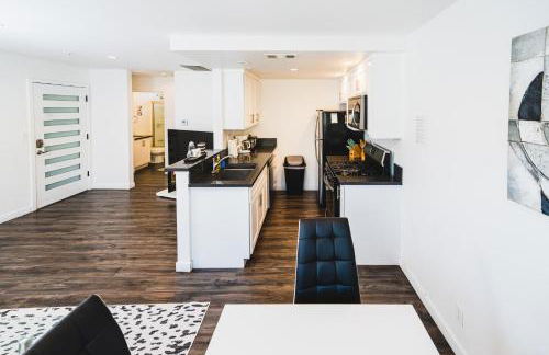 Chic 1-Bedroom with Dinning area in Central Location Close to Downtown with Free Parking - Foto 17