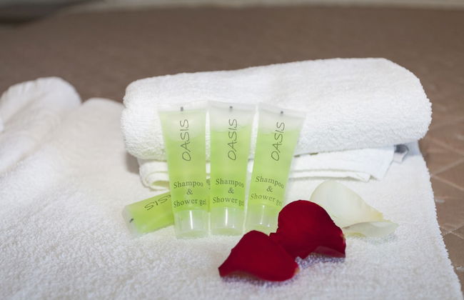 Oasis Exclusive - Photo 2