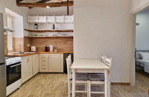 Alekos Cozy Stone 2BR Home Karya Center - Photo 5