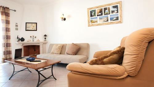 Os Apartamentos A Ramos na Praia da Galé Estão inserido em Condomínio com PISCINA, Fica apenas a 350 Metros da Praia da Galé - Apartamentos com Ar Condicionado tanto nos Quartos como na Sala, Smart TV com Prime Vídeo e Cozinha Completa - Foto 5