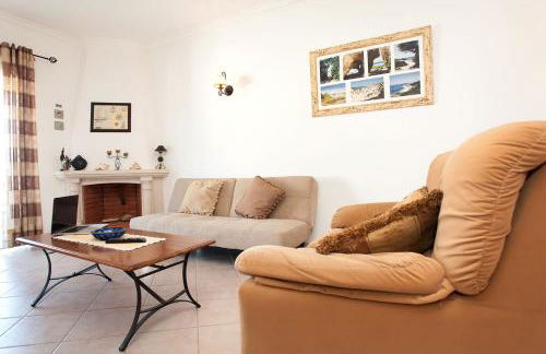 Os Apartamentos A Ramos na Praia da Galé Estão inserido em Condomínio com PISCINA, Fica apenas a 350 Metros da Praia da Galé - Apartamentos com Ar Condicionado tanto nos Quartos como na Sala, Smart TV com Prime Vídeo e Cozinha Completa - Foto 5