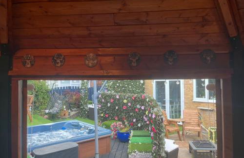 Romantic Swiss Cabin Hideaway & Hot Tub Spa Pool - Foto 47