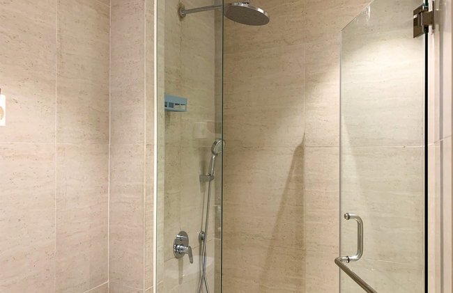 Warm And Modern Look Studio Room At Gold Coast Apartment - Foto 11