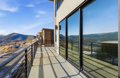 Luxury Hideout w Hot Tub Steam Shower - Photo 24