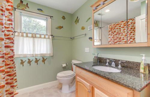 Plymouth Getaway with Private Lake Beach and Kayaks! - Foto 20