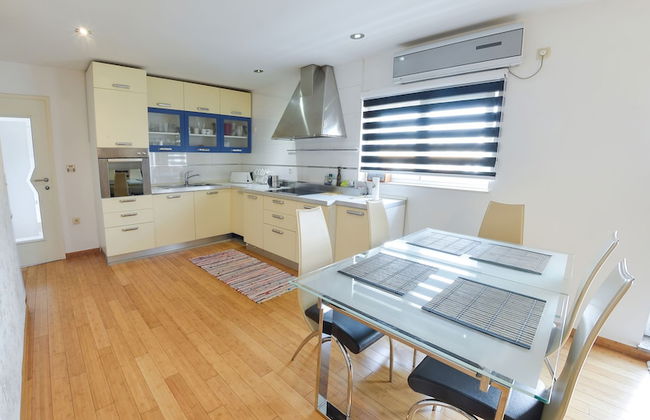 Luxury Apartment in City Center - Photo 11