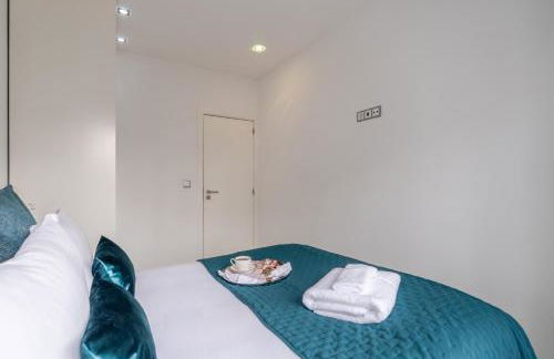 Sleek Apartment with Balcony by HostWise - Foto 10