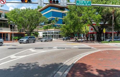 Breathtaking Direct Bay Views 2 bedroom condo with parking - Foto 29