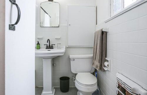 Updated Bourbon Street Condo with Smart TVs! - Foto 16