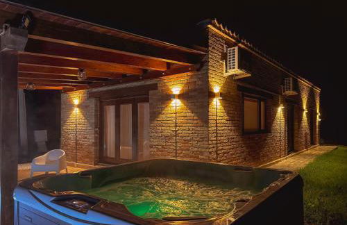 Private Pool & Jacuzzi with View by Host Hero - Foto 14