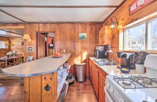 8 Mi to Saddleback Ski Area Cabin with Fire Pit - Foto 11