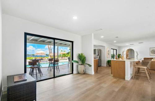 Deluxe Waterfront Villa with BBQ, Pool and Game Room - Photo 34