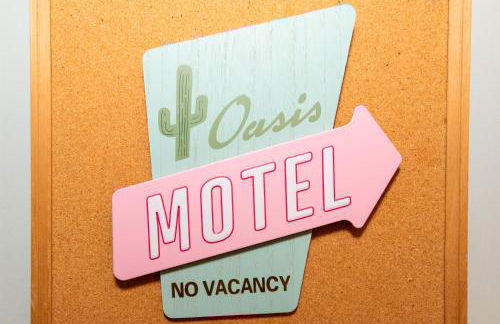 Mid-Century Modern Themed Home with Outdoor Hot Tub - Foto 53