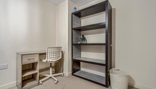 Modern City Centre 2 Bedroom flat in Birmingham - Free parking, Netflix - Foto 3, wardrobe