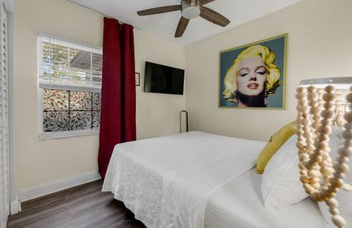 Artful Home Near Design District - Photo 15