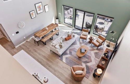 Penthouse Luxury with Pool Patio and City View plus Walk to Broadway - Foto 12