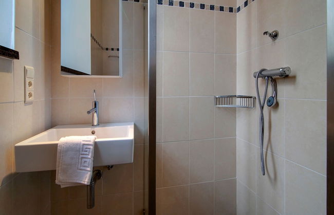 Cozy Studio in a 16th Century Castle - Photo 17