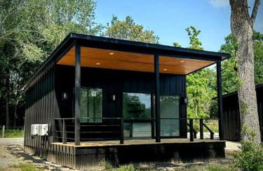 Tranquil Tiny Home Resort with Heated Pool & Goats near Houston, Hempstead Texas - Foto 51